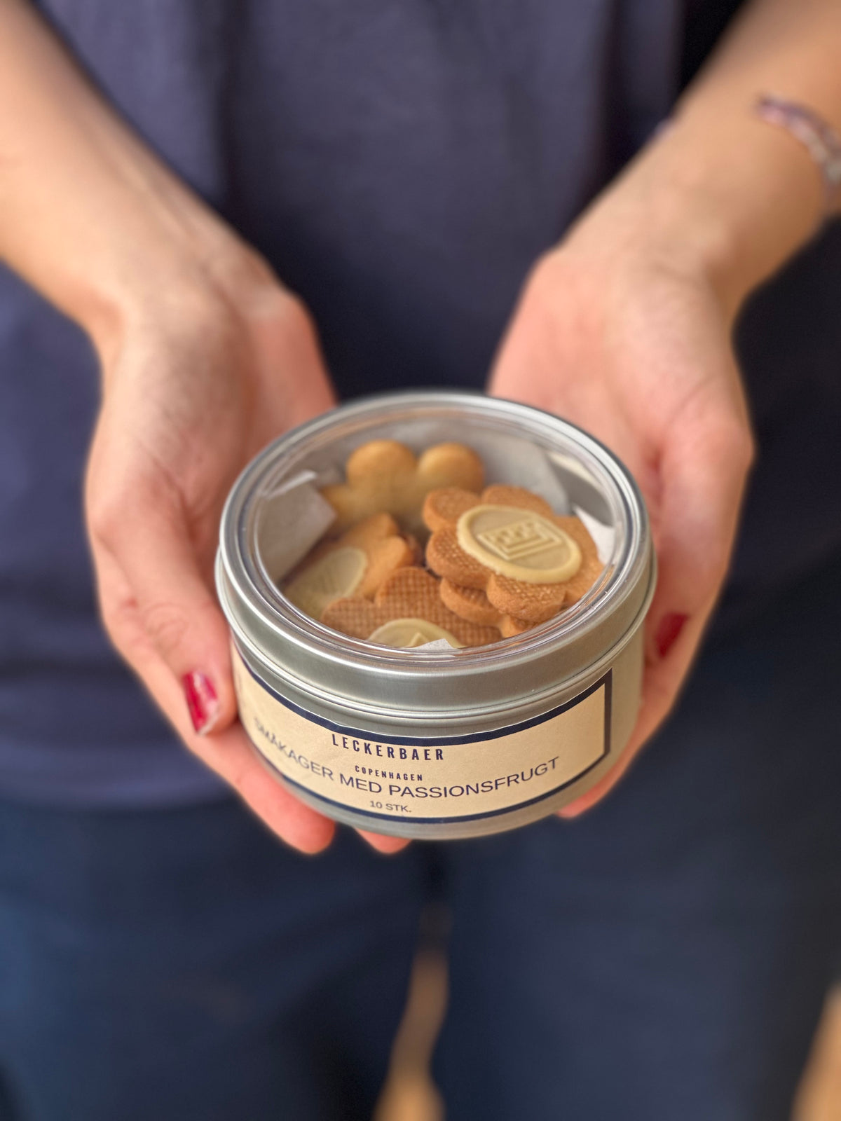 Buttercookies med passionsfrugtchokolade fra Valrhona - Rund tinæske